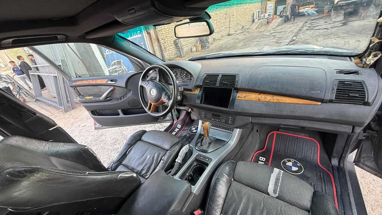 سيارة: BMW X5 موديل 2005
السيارة حلوة مرتبه، نظيفة وجاهزة ​المحرك والكير: بحالة ممتازة جداً  الحدادية: بيها نقص بسيط 
​التبريد: ثلج وشغال 100% السيارة نظيفة ومظهرها كلش حلو، بيها صبغ قليل جداً (حسب علمي جهة باب واحد فقط)، وبيها جراد خفيف بالصبغ (طبيعي لموديلها). الوضعية: السياره جاهزة 
​الرقم البصرة إنجليزي الجديد
​السنوية: باسمي والتحويل مباشر.
​السعر المطلـوب: 💵 73 ورقة وبيه مجال بسيط للجادين.​ 📍 المكان: ميسان - العماره 
رقم هاتف : ***********
