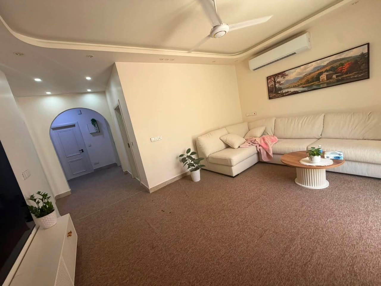 � دار مميزة للبيع في قرية الغدير الأولى

✨ دار راقية ومجددة بالكامل — جاهزة للسكن ✨

📐 المساحة: 200 متر
🏠 الدار محدثة بالكامل وبمستوى تشطيب درجة أولى
🔨 إضافة بناء وإنشائيات منفذة بجودة عالية
💡 جميع الكهربائيات من نوعية نكسلايت
✨ الدار مسويلها إعادة نظام بالكامل بتصميم مرتب وعصري
🛋️ متوفر البيع مع الأثاث أو بدون أثاث حسب رغبة المشتري

⭐ دار كلش حلوة، مرتبة، وتشطيبها مميز — فرصة شراء دار بسعر مناسب 

📞 للاستفسار والتفاصيل:
مكتب جوهرة النجف للعقار
***********
