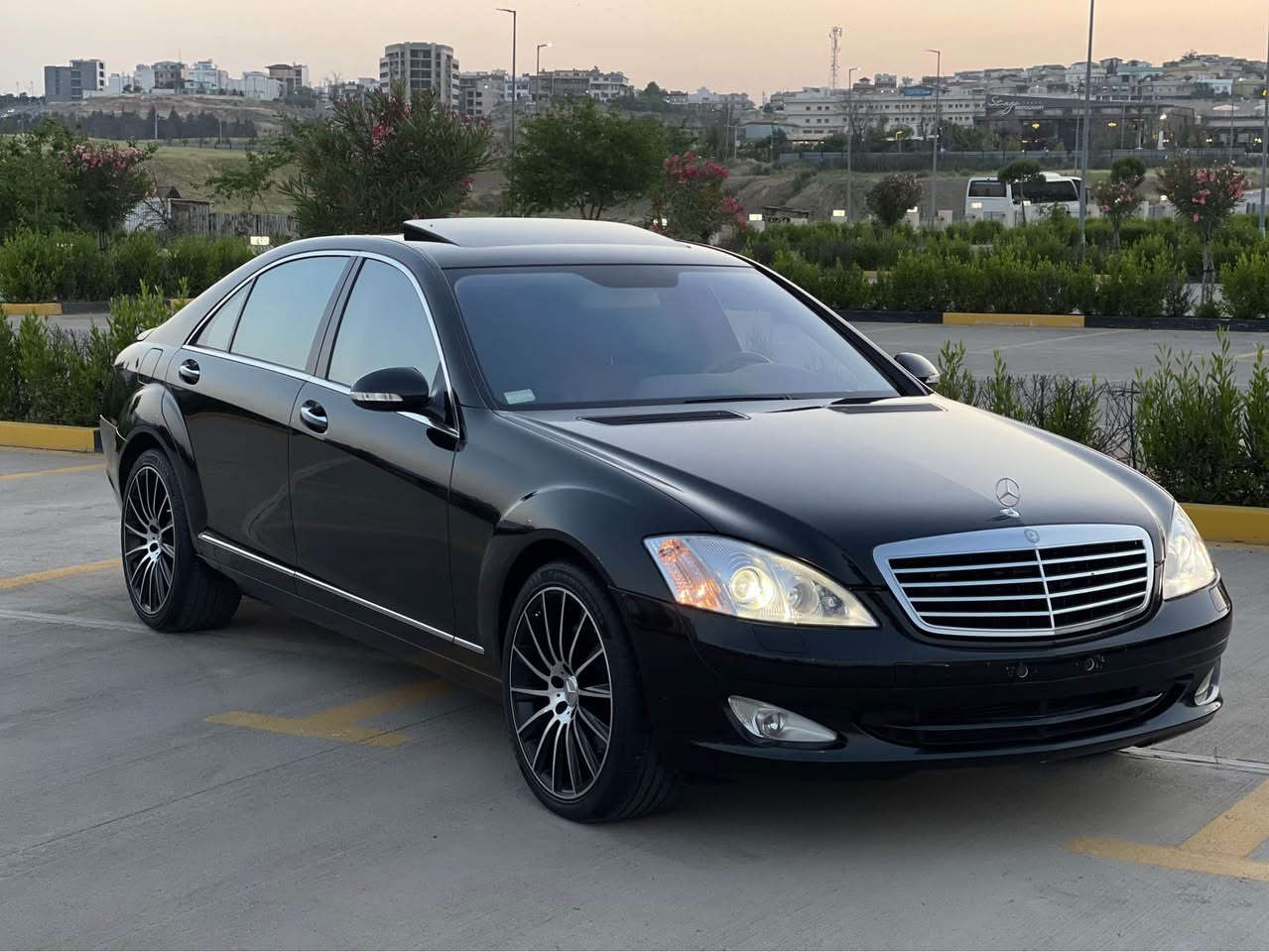 مارسیدس S550
مۆدێل ٢٠٠٨ مەکینە ٨ بستۆن بێ تۆربۆ مەرغوب 
مواسەفات فوول دەرگا لارج 
ناو زەرد سڵاید کوشن هیتەر ٥ پەردە دەرگا سەحب 
قەپات مواسەفات زۆر مواسەفاتی تری هەیە 
سەیارەکە لەسەر دەقی شەریکە ماوەتەوە هەموو گیانی بەشەرت گێڕ و مەکینە نەکراوەتەوە 
کۆدی بۆکراوە سعری ١ دەفتەر و مەجالێکی کەم 
*********** السليمانية, العراق
