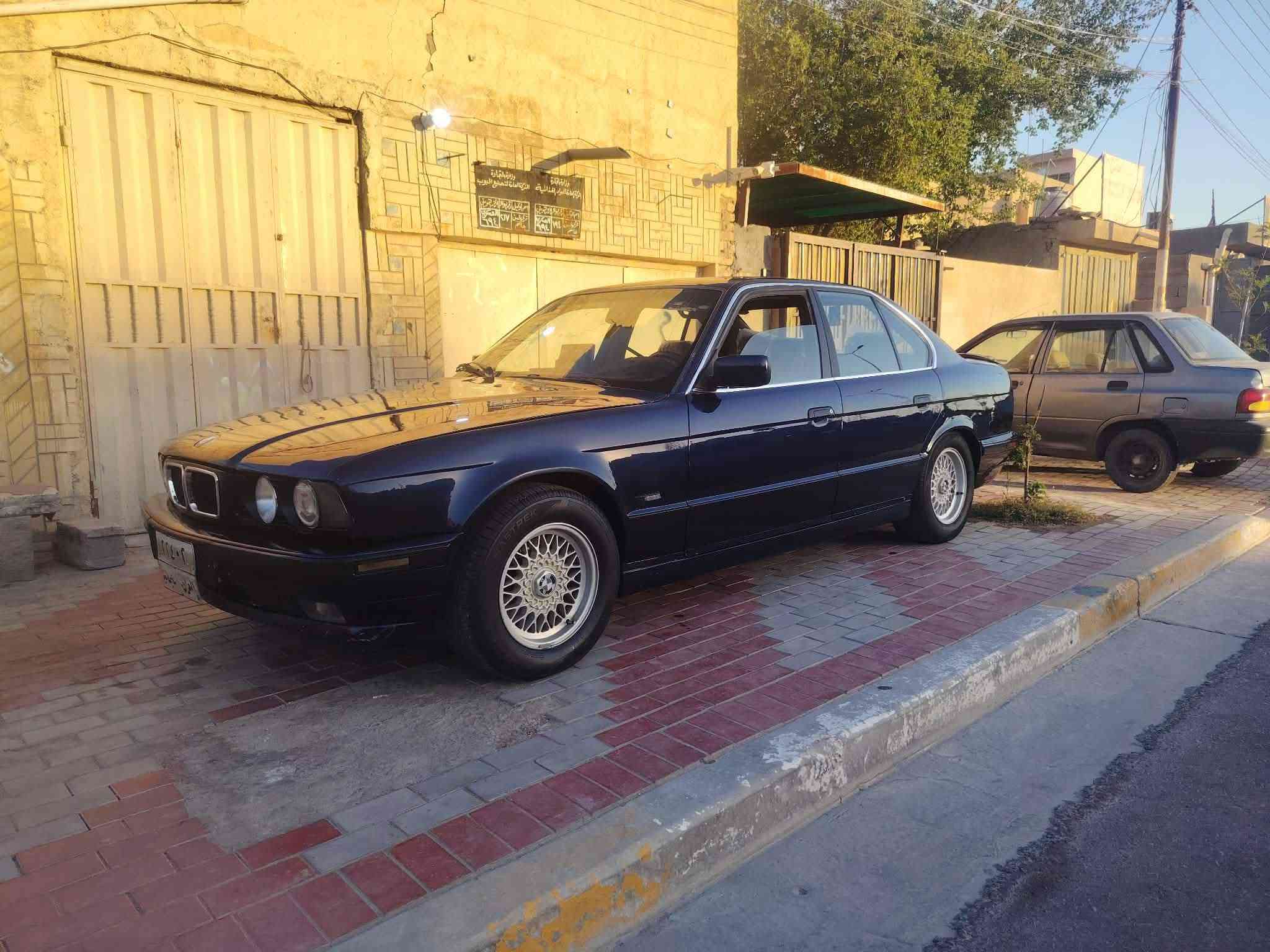 سلام عليكم  اخواني    بي ام. 525 اصل  مديل 1994.رقم سليمانيه  مداور ثاني يوم
الون ازرق   نيلي.    صبغ عام.  حادث بصيط  جاملغ الخلفي. 
السيارة  تبريد شغال. حداديه امامي خلفي. نضيف 
كهربايت شغاله.  غرفه سوده   السياره حلوه نصبه حلوه   نقصه   ترتيب بصيط.   السعر.  53 ورقه. بيها مجال للطيبين.  ‏‪***********‬‏ صاحب السياره

