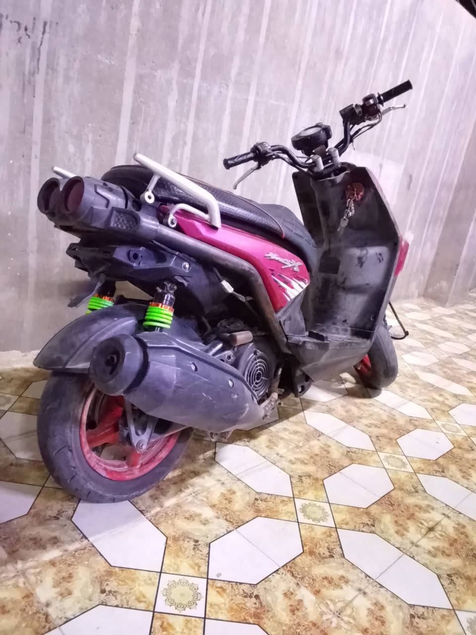 سلام عليكم سكنس جبلي دراجة بلادية كلهة ختم واحد وية المكينة 
كهربائيات كلهة شغالة السعر 700 وبيهة مجال مكاني ديالى الخالص هبهب للتواصل *********** 
الدراجة عليهة ادامة كاملة 
مستعجل على بيعتهة
