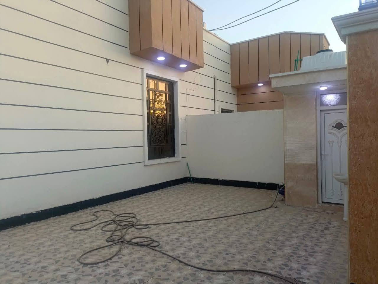 دار للبيع بناء حديث صفر غير مسكون.

العنوان الرمادي شارع 40 قرب جامع النور .

المساحة الكلية 260 م.

نوع البناء حجر ، شرط درجة اولى .

دار متكامل من الكهربائيات و السخانات...الخ .

جنس العقار طابو زراعي تحويل مباشر سند 25 فسفوري ، شرط وكالة ثاني يوم بالتحويل.

دار بناء حديث صفر غير مسكون.

يتكون من استقبال و صالة و مطبخ و غرف نوم عدد 2 و مجموعة صحيات داخلية وخارجية وكراج و ترك خلف البيت .

شارع 8 م.

كافة الخدمات متوفره من ماء وكهرباء وتبليط.

منطقة سكنية متكاملة تتميز بالهدوء والاستقرار.

جميع المدارس متوفرة ابتدائية ومتوسطة واعدادية.

#السعر 135 مليون وقابل للتفاوض.

ـــــــــــــــــــــــــــــــــــــــــــــــــــــ
***********عبدالرحمن
