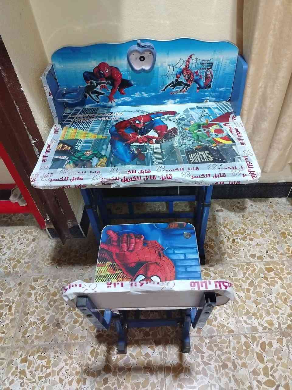 ميز • كراسي مدرسية • نضيف