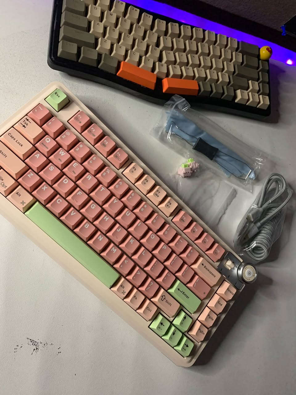 #متوفر جماعة f75 اطبك على صفحة😉
 
 🔥Lingbao mk75🔥
ميكانيكل كيبورد 
نوع الاسويتج outemu silent lemon v3🔥

💯Rgb متعدد الانماط قابل للتخصيص 

💯Rgb من الجوانب + rgb عتلة الصوت
وايرلس 2.4+bt+wired شنو يعجبك

كي كابس مميز  كلش وصوت رهيب

نضام تشغيل عتلة بشكل مميز

معدل الاستجابة يصل الى1000HZ

5 طبقات ماص للصدمات وصوت داخلي رهيب

من ملحقاته ✨
(كيبل تايب سي ملتف+ اسويتجات عدد2 + قالعة كي مابس واسويتجات + فرشة تنضيف وقطعة تنضيف قماش )💯
.
السعر 40 الف بلاش 
التوصيل لجميع المحافظات 5 الف
