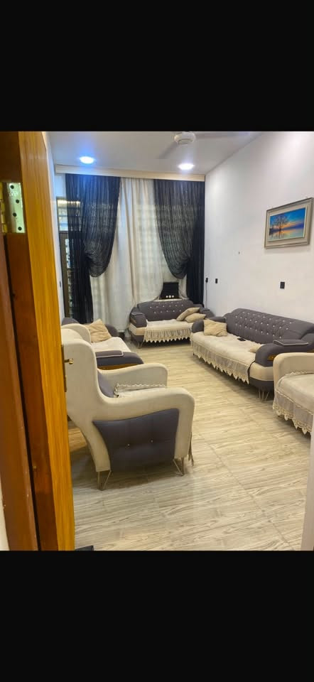 السلام عليكم بيت للبيع المساحة ١١٥ متر طابو زراعي سند ٢٥
يتكون من طابقين 

بناء حديث ٢٠٢٦

مدخلين طرمة واستقبال وصالة كبيرة وغرفة نوم وترك وصحيات عدد٢ 

الطابق الثاني غرفة مع صالة كبيرة مع سطح 

العنوان العريفية قرب اسواق الجنة 

للاستفسار الاتصال ع الرقم 

***********

0787756041

