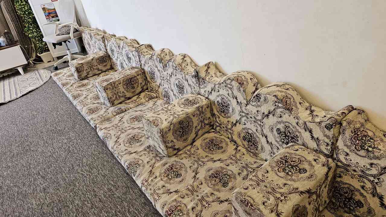 جلسة كويتية للبيع الجلسة نضيفة جدا مقاعداصلية ٦×٤  منادر مع تكيات وكوشات  
العنوان القرنة حى الجمعة 
 ﺍلسعر ٢٧٥
***********

