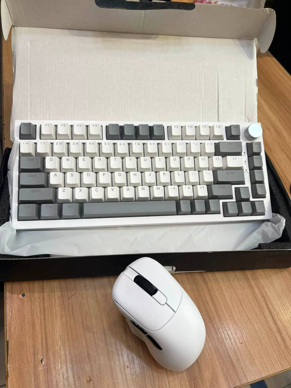 ماوس اجاز  AJ179p ابيض
وكيبورد اجاز AK820 ابيض

السعر مع التوصيل 
60.000
دينار 
يوجد توصيل جميع محافظات العراق

واتساب
***********
