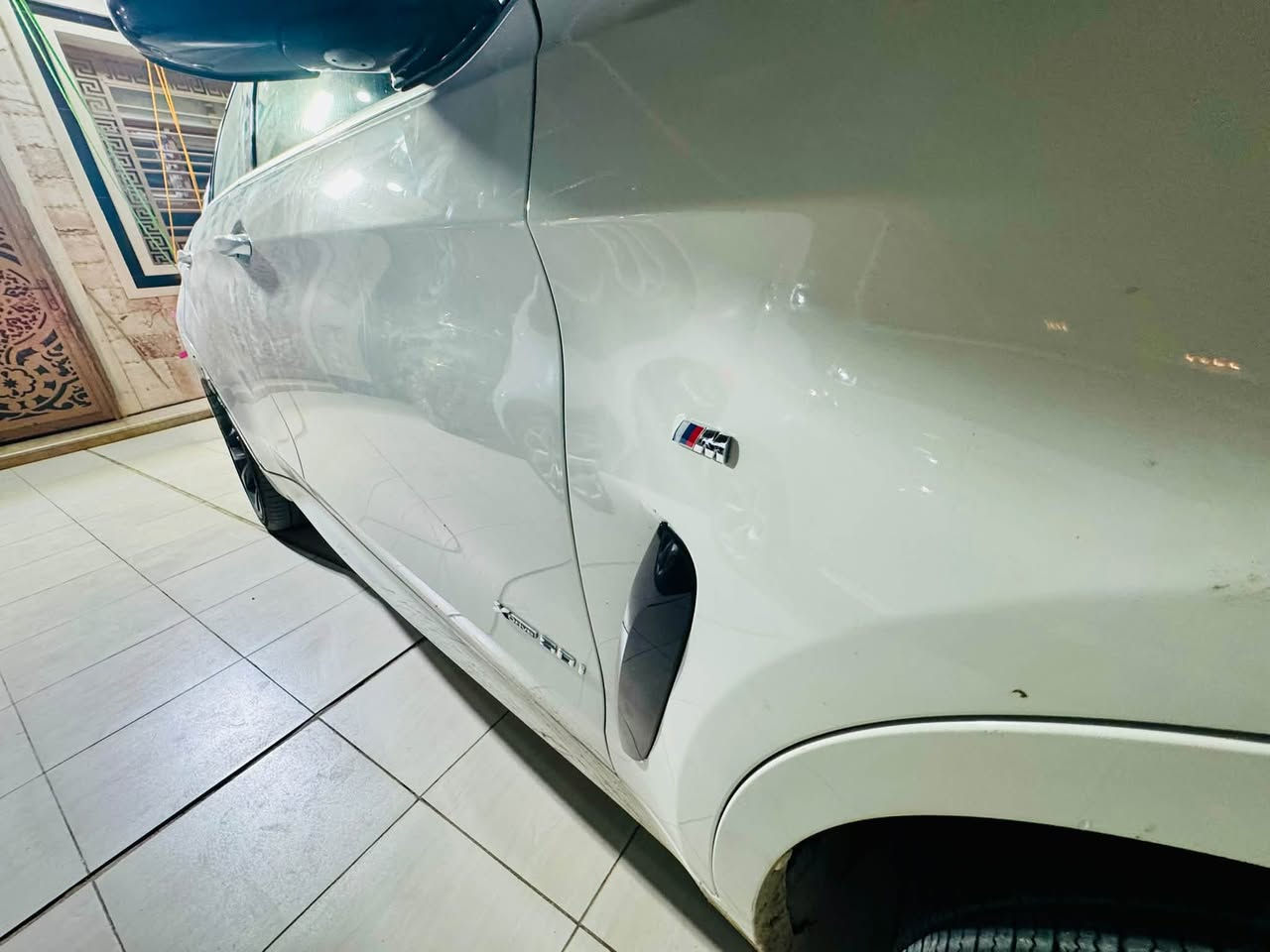 السلام عليكم 

للبيع 
BMW F16 
x6 m50 i  2015
8 سلندر n63 الحديث
480 حصان 
تسارع من 0-100  4.5 ثانية 
خليجية شركة العروش
السيارة m اصل حتى الشاشة m والعدادات و الابواب والستيرن وكل شي بيها m 
اعلى مواصفات :
دفع رباعي
4 كاميرات 
3 شاشات 
الابواب والصندوق شفط
لايت لد داينمك 
كل السيارة جوبلس
تدفئة و تبريد بالمقاعد + مساج
ثلاجة داخلية 
بردات
فتحة سقف
dvd 📀 امام وخلف + سي دي جنجر + aux هارد داخلي 
ستيرن كهرباء 
دخول ذكي
خاصية التحدث مع السيارة + تسجيل الصوت
سايد بريك كهرباء + اوتو هولد
نظام المنحدرات
4 وضعيات قيادة + وضع الاقتصادي
مرايا شفط معتمة 
داخل جلد لونين + سقف اسود 
نظام صوتي Harmen/Kardon
كزوزات صالنصة رياضية m بلاد 
ماسحات اوتو 
مواصفات كثيرة لم اذكرها
السيارة بوضع جيد جدا ولا تحتاج اي صيانة ولا يوجد اي خلل او مسج
محرك جديد 
صدر كامل جديد  اصلي+ مشط ستيرن جديد 
كمبريسر تبريد جديد اصلي غير مستخدم مع الملحقات 
السيارة شخصياً صارف عليها 55 ورقة
كل شغلها يم اسطه عمار بديالى 
رقم جديد وسنوية بأسمي وهزة جديدة 
السعر 265 

السونار مرفق 
مكان السيارة بابل
***********
