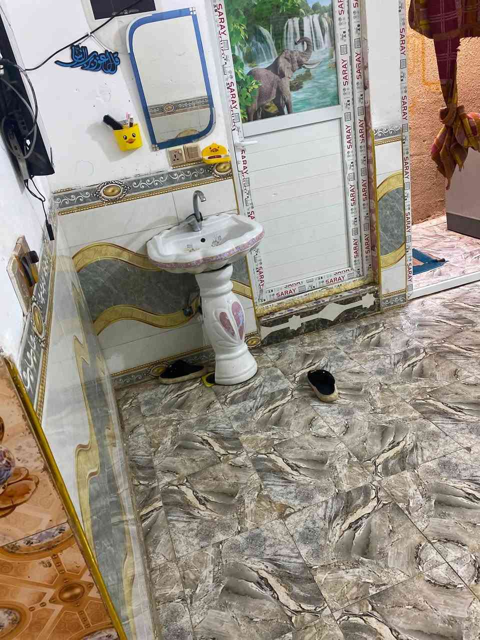 كربلاء الشبانات شارع حي المام علي 
مساحه50متر طابقين 
غرف2 
صاله مطبخ. حمام تواليت
منور 
خدمات كهرباء - ماء - مجاري- انترنت ضوئي 
السعر 50مليون وقابل للتفاوض 
رقم واتساب فقط ***********
