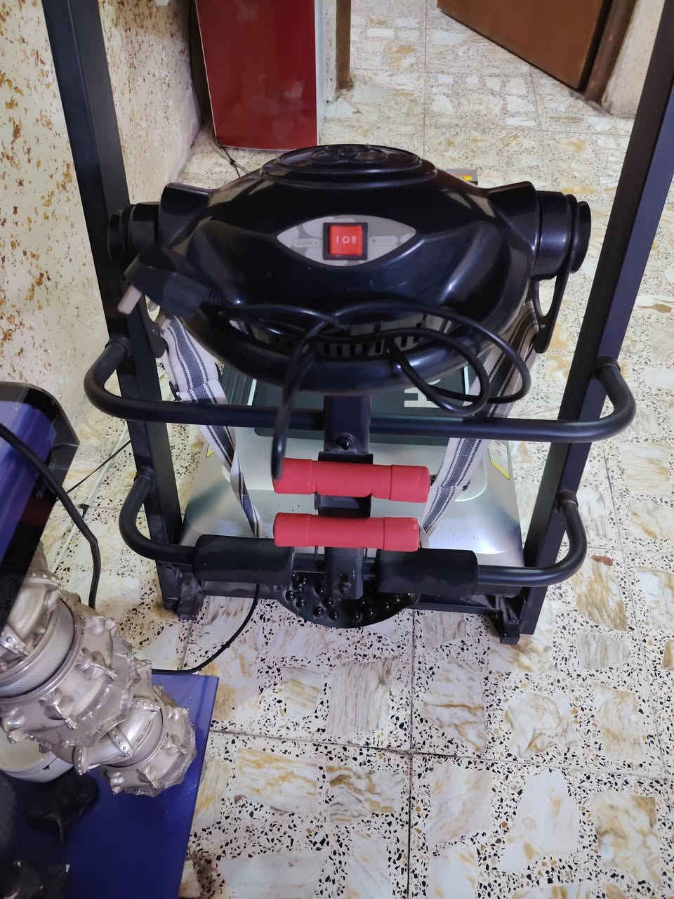 السلام عليكم
_جهاز مشي وجري كهربائي منزلي.
_ ازرار كهربائيه لزيادة السرعه وللتحكم بالنزول والصعود 
_يحتوي على نظام جبلي
_ يحتوي على قياس لنبضات القلب ومؤقت لقياس الوقت وهواي مواصفات اخرى
_ يتحمل وزن كحد اقصى 100كغم
_ ويحتوي على هزاز كهربائي وسنادات للرياضه
الجهاز جديد وما مستعمل هواي السعر (250) اللف دينار للتواصل ***********
العنوان بغداد الشعب حي التجار.
