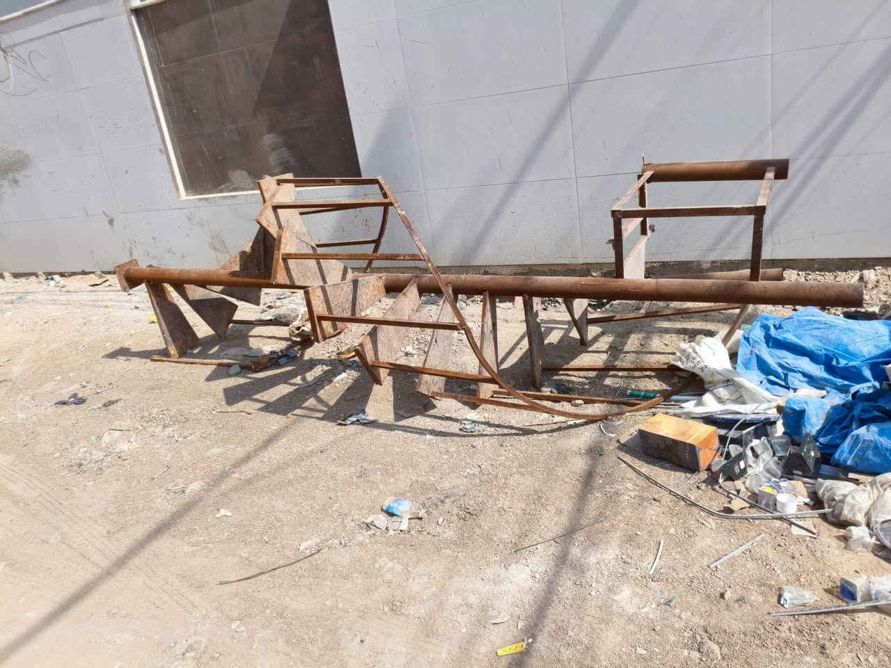 درج حديد دورا شغل وحديد درجة اولى 
الارتفاع 4 متر
المكان حي الامام 
اعلى سعر ابيع 
للاستفسار وتساب ***********
