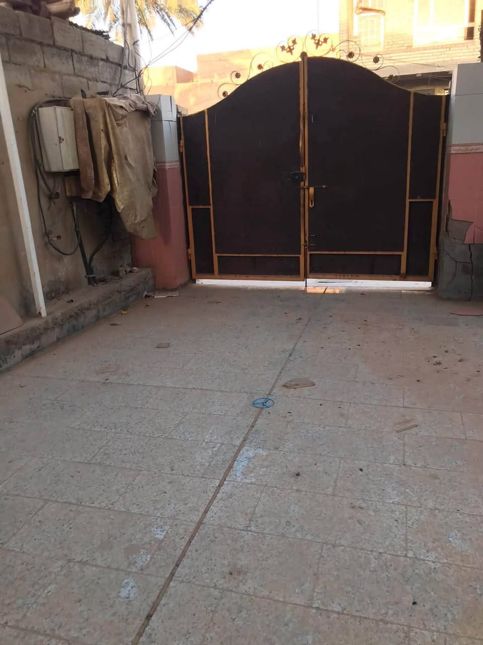 السلام عليكم دار للبيع مساحته ٥٤٠م واجهه ٢٠ نزال ٢٧م مسلح طابو صرف كماليه شارع الأصفر قرب الشارع العام طابقين  يمكن يباع نصفين يحتوي على كراج كبير وحديقه كبيره واستقبال مطبخ صاله مطبخ ثلاث غرف نوم وخدمات والثاني ٤غرف نوم وصاله كبيره وخدمات السعر  ٦٠٠ مليون بي مجال  المراجعه مع مكتب دلاليه ابو فراس العتابي *********** وابو محمد الشمري ***********🌹🌹🌹🌹
