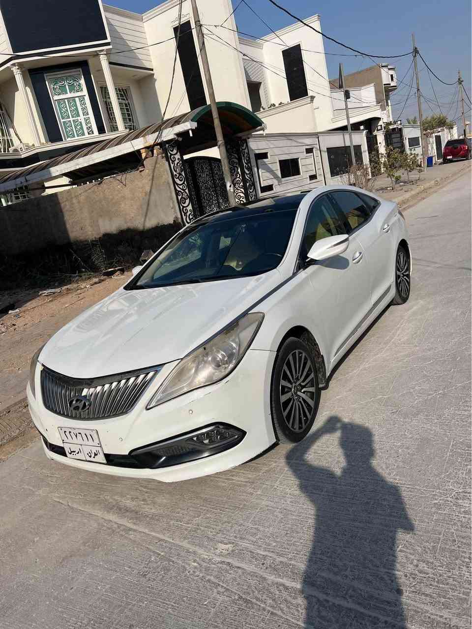 سلام عليكم هونداي ازيره مديل ٢٠١٢ خليجي 
فول موصفات عده البصمه محرك ٢٤٠٠ جديد
بيه ٣ قطع صبغ بدون ضربه شخط
محرك كير تبريد سياره حلوه
رقم اربيل تحويل او وكاله
السعر ٨٠ ورقه 
رقم *********** ديوانية, القادسية
