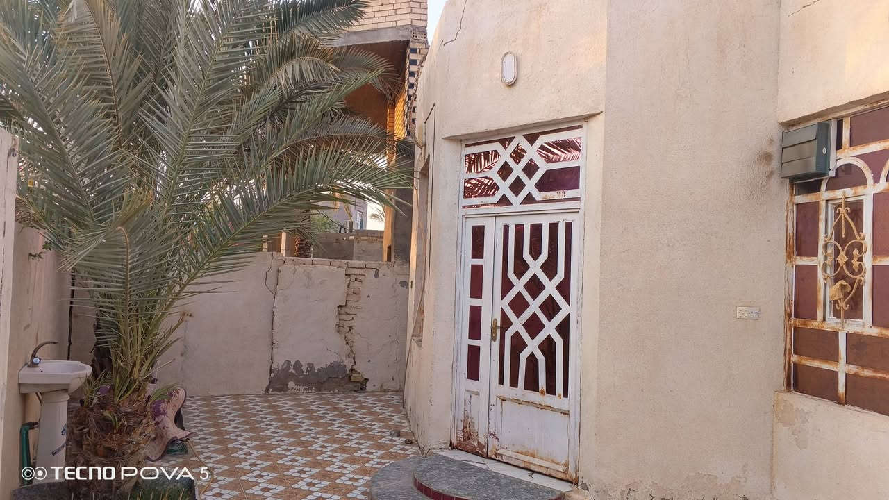 سلام عليكم 
بيت للبيع الموقع حي الروضه بل قرب من بيت فخري ال هويس 
مساحه البيت 290م البيت طابو صرف 

يتكون البيت 
من غرفتين كبار 
وصاله 
ومطبخ حار + بارد 
واستقبال 
وصحيات داخليه وخارجيه 
وكراج كبير 
 ومناور عدد 3
البيت بناء بلوك وعكاده 
للاستفسار اكثر 
***********

نص مكتوب في الصور:
- TECNO POVA 5