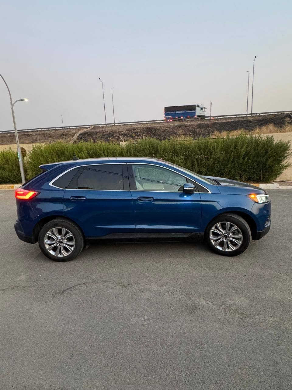 🔥 للبيع: فورد إيدج تيتانيوم (Ford Edge Titanium) موديل 2023 🔥
📌 التفاصيل العامة:
النوع: فورد إيدج (Ford Edge)
الفئة: Titanium (تيتانيوم - أعلى فئة)
الموديل: 2023
اللون: أزرق ملوكي مميز
العداد: 28,500 ميل فقط
✨ حالة السيارة:
البودي / الصبغ: صبغ باب خلفي جهة اليمين فقط.
الجاهزية: بقية السيارة مكفولة بشرط الفحص وبحالة ممتازة جداً.
⚙️ أبرز المواصفات (فول مواصفات Titanium):
نظام دفع رباعي (AWD).
داخلية جلد أوف وايت / بيج مميزة جداً بحالة الشركة مع نقشات التيتانيوم.
الشاشة العمودية العملاقة الحديثة مع تدعم Apple CarPlay و Android Auto.
نظام الملاحة والتكييف والتحكم الكامل من الشاشة.
مرايا جانبية تحتوي على رادار النقطة العمياء (Blind Spot).
كاميرا خلفية وحساسات توقف.
إضاءة LED كاملة (أمامي وخلفي مع كشافات).
بصمة تشغيل ودخول ذكي بدون مفتاح.
ويل ألمنيوم حجم كبير بلادي خاص بفئة التيتانيوم.
💰 السعر المطلوب: 171 ورقة ($17,100)
كفالة رقم: 15 ورقة 
📍 الموقع: [اربيل]
📞 للتواصل والاستفسار: [***********] يتوفر واتساب أربيل, العراق
