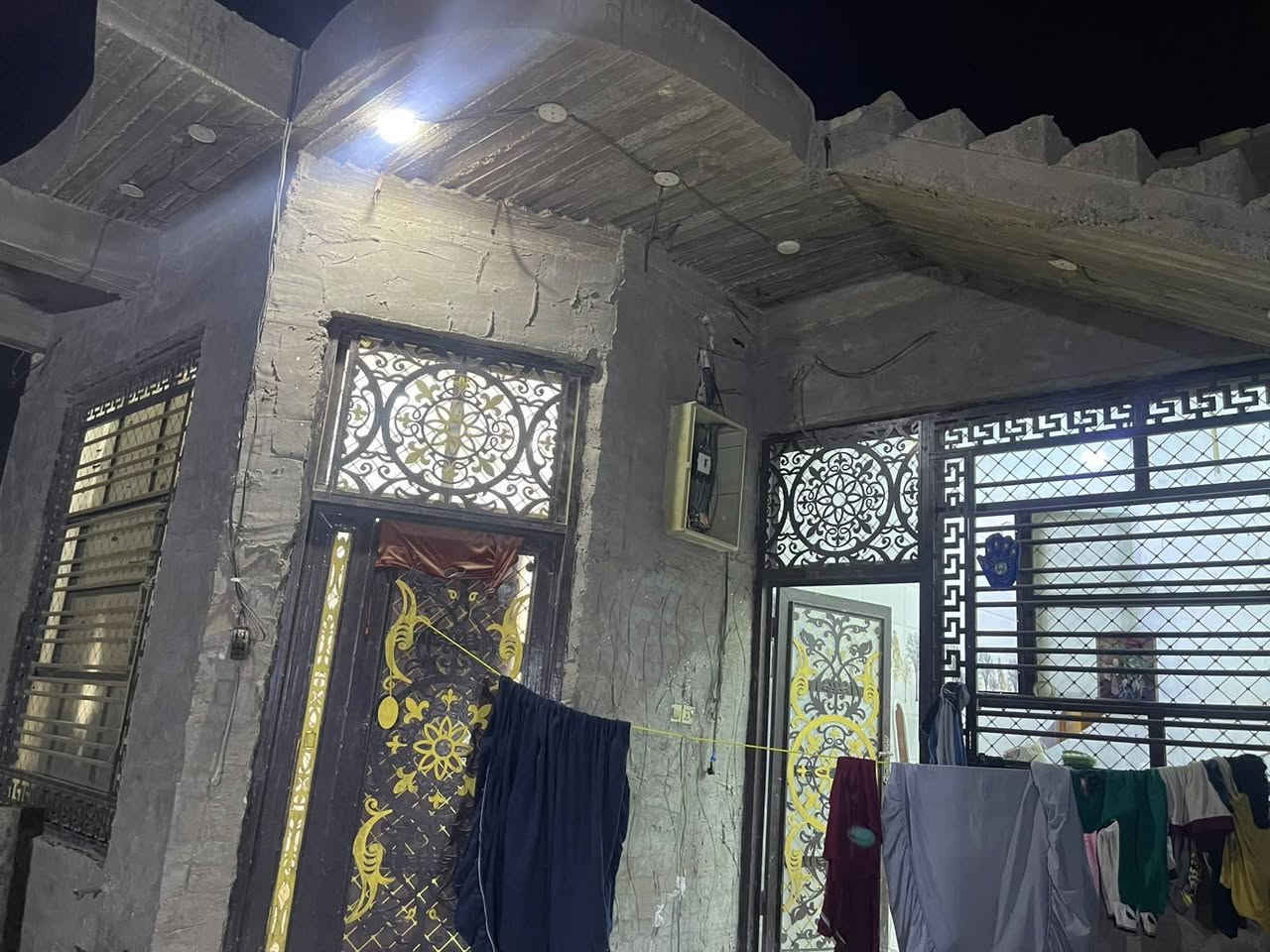 سلام عليكم بيت البيع زراعة سند 25بتقيه الثالثة قرب مجمع الروان يحتوي على غرف نوم عدد 2وستقبال وصاله ومجمع صحيات ادخل وخارج وحديقة وكراج مساحت البيت 285 متر  عنوان المكتب قرب مجمع الروان رقم الهاتف*********** او خاص
