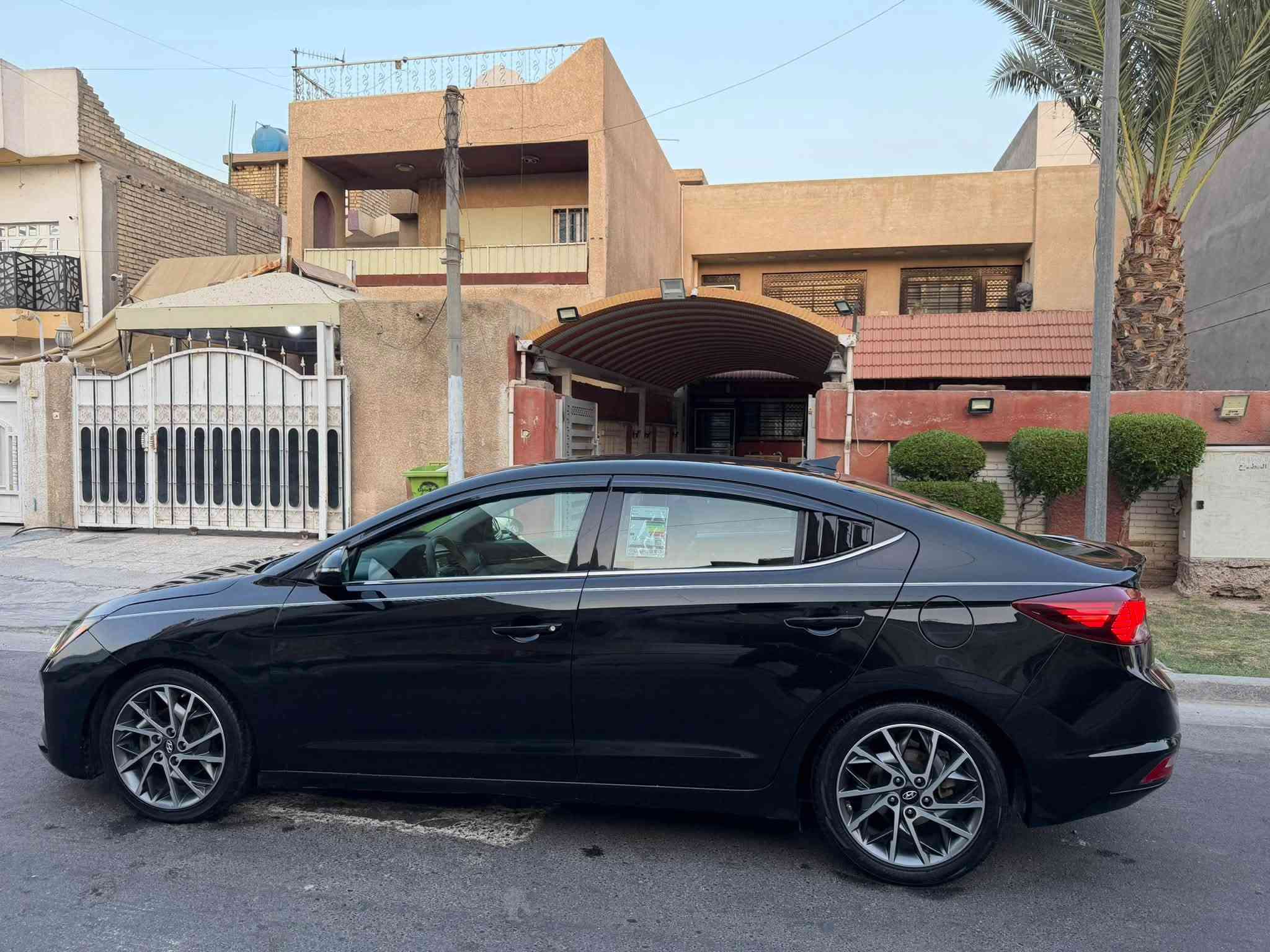 السلام عليكم 🙋🏻‍♂️❤️
للبيع هونداي ألنتره موديل 2019 فول مواصفات Limited رقم بغداد دولي بأسمي تحويل ثاني يوم السياره كير At مكينه 2000 دوش وارد أمريكي ضررها ثلاث قطع كما موضح بالصور بدون شواصي سياره جاهزه ماشيه 93 الف 
مواصفات لمتيد أعلى فئه 🚘
فتحه سلايد 
بصمه تشغيل بصمه أبواب اشاير ترحيب 
شاشه كبيره لمس كامره دواره نظام خرائط GPS 
كشنات تدفئه تبريد داخلها جلد لون عسلي 
كشن السائق كهربائي كشن خزن ميموري ثلاث وضعيات 
استيرن جلد تدفئه 
ويل كب كروم 
بصمه صندوق 
ثلاث انظمه قياده سمارت ونورمال وسبورت sport 
رادارات واشاير بالمري 
شاحن واير ليس لاسكلي 
سماعات دمام انفنتي 
للأستفسار *********** أسيا ➡️

            *********** عراقنا ➡️

أبو علي مكاني بغداد ألبياع السعر 109 وبيها مجال 🌸🌹
