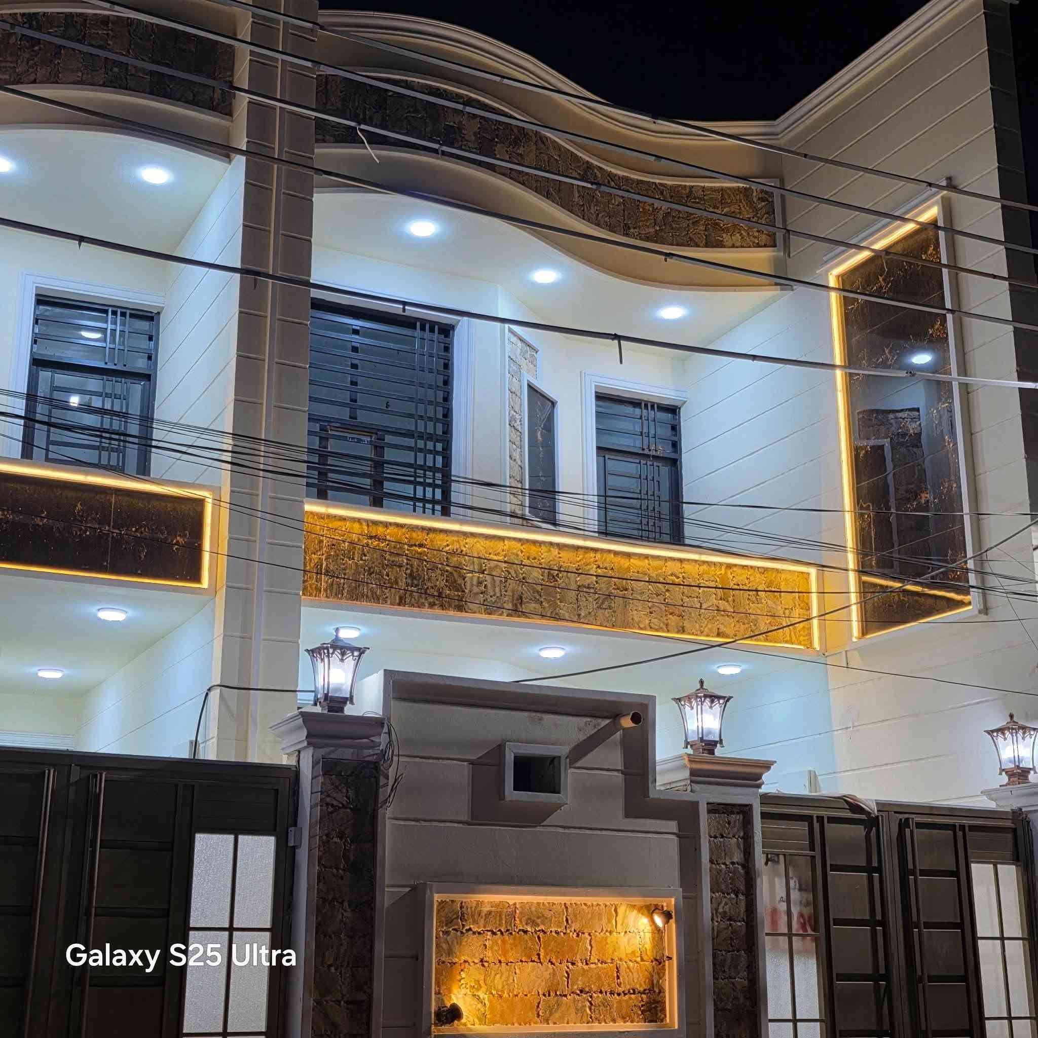 : اعلان دار البيع /📍

⏰ السعر مناسب سارع اللحجز /💰

⏰ السعر 145 بي مجال /💰 

​🏠 دار للبيع (طابو صرف) 🏠
​المساحة: 110 متر مربع (طابقين)
​نوع البناء: كونكريت مسلح (بناء حديث لسنة 2025)
​الموقع: حي الفرات - قرب شارع كلية الطب (خامس قطعة عن الشارع الرئيسي)
​الأرضية: بورسلين تركي
​📐 تفاصيل التوزيع:
الواجهة 5 النزال 22
​الطابق الأول:
​طارمة
​استقبال
​صالة
​مطبخ
​غرفة نوم (عدد 1)
​مجمع صحيات (داخلي وخارجي)
​الطابق الثاني:
​صالة
​غرفة نوم (عدد 1)
​مجمع صحيات
​سطح
​📞 للمراجعة والاستفسار:
مكتب قصر الباشا للاستثمار والتطوير العقاري (إدارة أحمد الشمري)
📍 عنوان المكتب: شارع أسواق طيبة - مجاور أسواق دجلة
​📱 أرقام التواصل:
​***********
​***********

نص مكتوب في الصور:
- Galaxy S25 Ultra