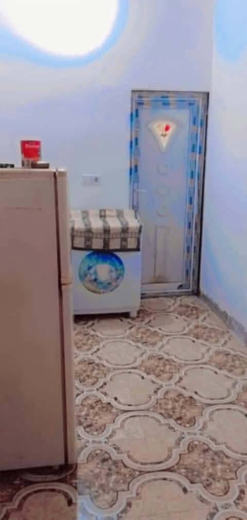 سلام عليكم ورحمة الله وبركاتة 
مشتمل يتكون من غرفتين نوم 5×4 مطبخ 4×4 موزع 2×2 استغبال 7×4 صحيات داخل وخارج بيت كامل سيراميك حديقه جبيره ماء اساله +ماء مشروع خط مولد وطني اسواق مدارس قريبه عليك كامل خدمات مساحه الرض الكلي 600 متر جنس الرض زراعي العنوان منطقة دار السلام قبل دخوليه العلم منطقه هادئه وحلوه السعر 33 وبي مجال للطيبين رقم الهاتف *********** خابر ودلل
