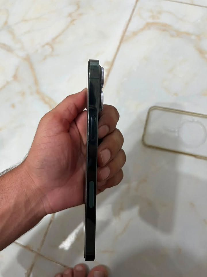 13 برو ماكس زيتوني  ذاكره 256 مكفول من كلشي بلادي وتر بروف    سعر 700قفل مكان ناصريه مركز ***********
