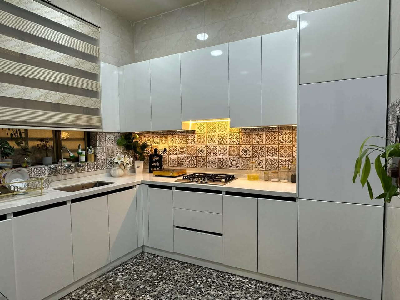 كاونتر خشب الخارج mdf والداخل hdf قياساته 220 * 3 امتار سطح كوارتز السعر 1.500.000 وبي مجال قليل العنوان بغداد الحريه ***********
