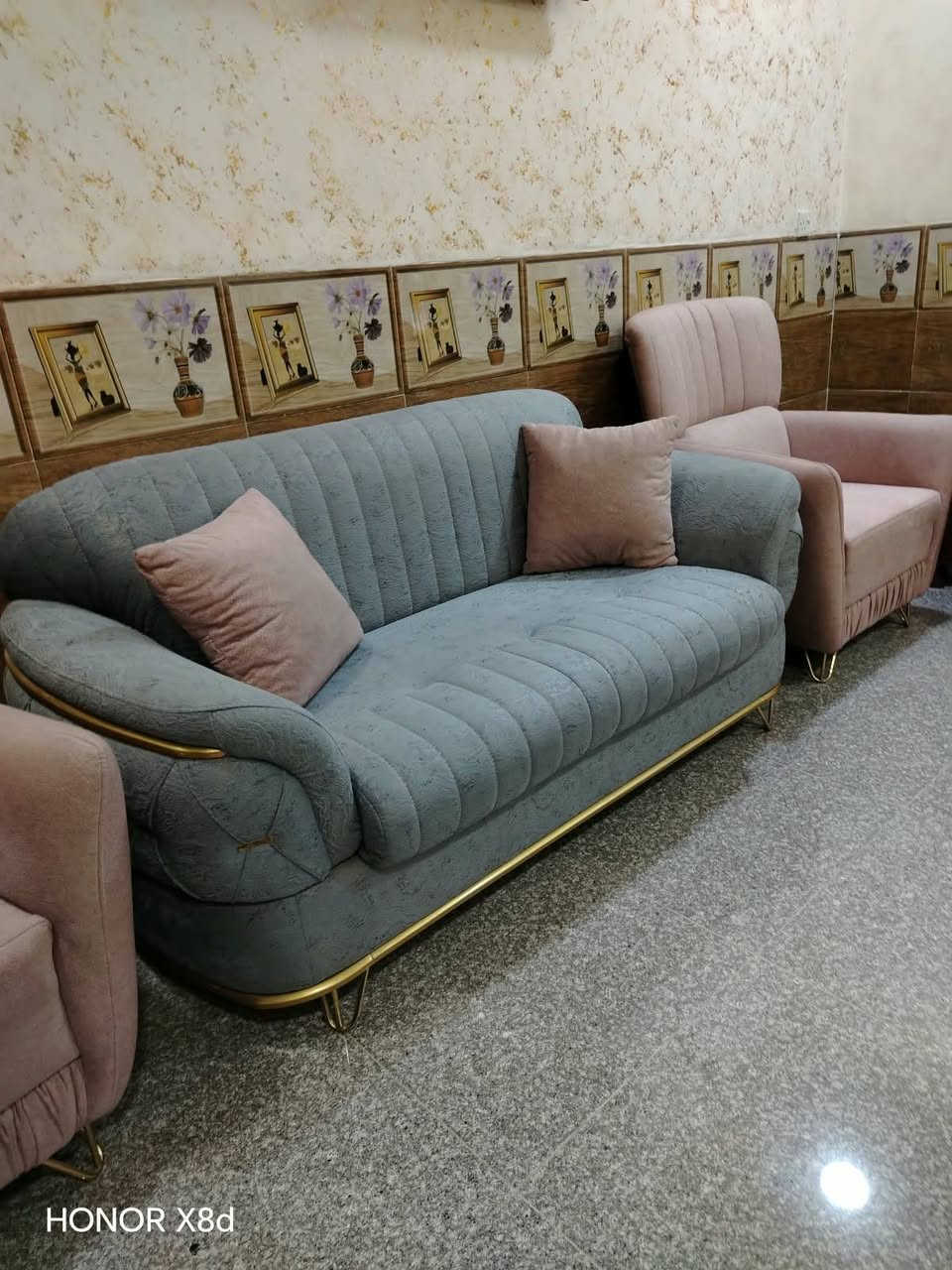 تخم مستعمل قليل
احطاطه
ونضيف  سعره 900 وبي مجال
عنوان الغزاليه

نص مكتوب في الصور:
- HONOR X8d