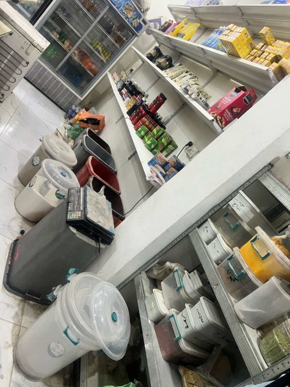 محل للبيع المكان نجف  المحل ركن في نص السوق وارده 350  وقابل للزياده انهمل بسبب دوام  المجمدات مو من ضمن المحل الايجار مالته ٣٠٠ السعر اربع ملايين وبي مجال  لل استفسار اتصل على الرقم *********** الرقم بي واتساب