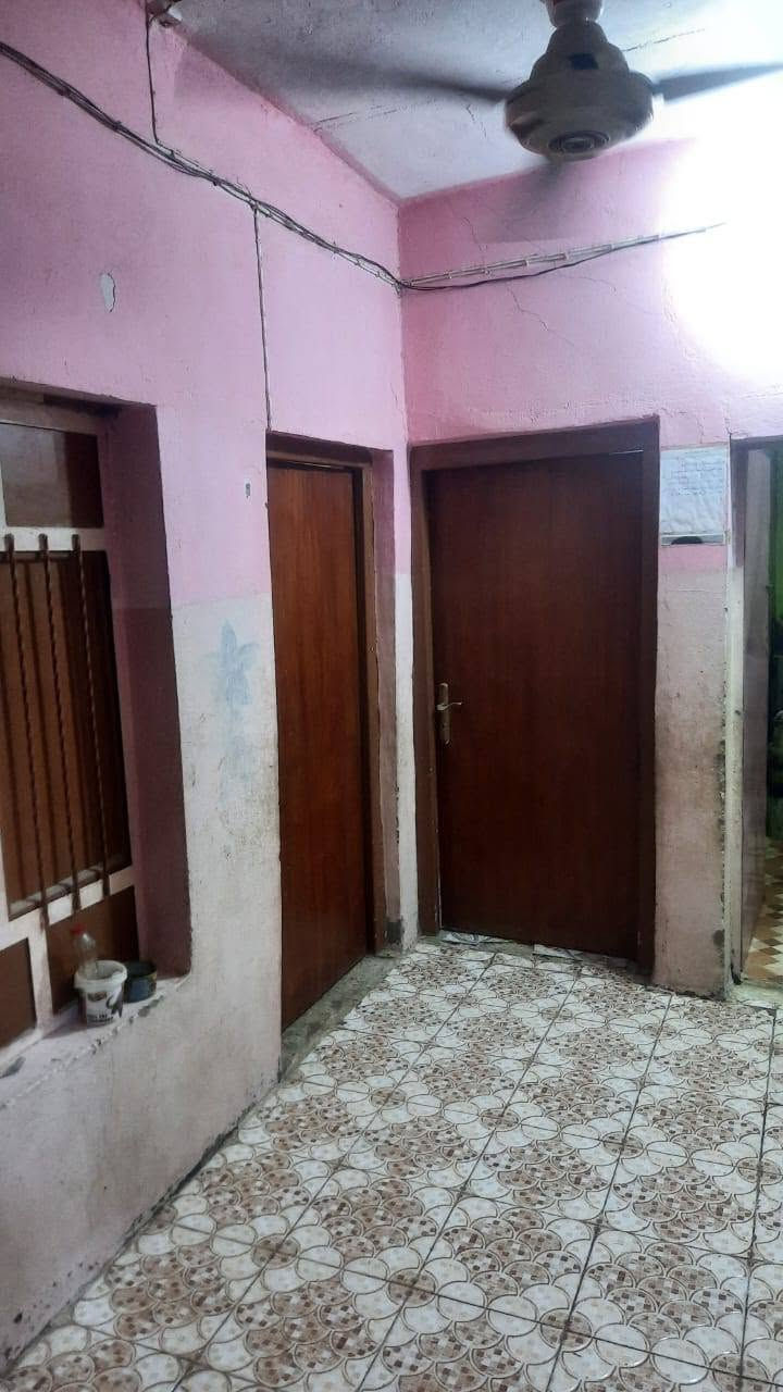 بيت طابو صرف مساحة77متر واجهة 7متر ونزال 11متر  وبي غرفة فوق و(سطحين).. الطابق الاول غرفة نوم.. استقبال.. صالة.. صحيات.. ممر طولة 7متر  .... متوفرة كافة الخدمات تبليط انارة مدارس محلات»» العنوان حي الصدر الرابع قرب الشارع العام قرب مدرسة العراق السعر 75وبي مجال مو شراي لا تعلق رجاءآ ***********متوفر واتساب
