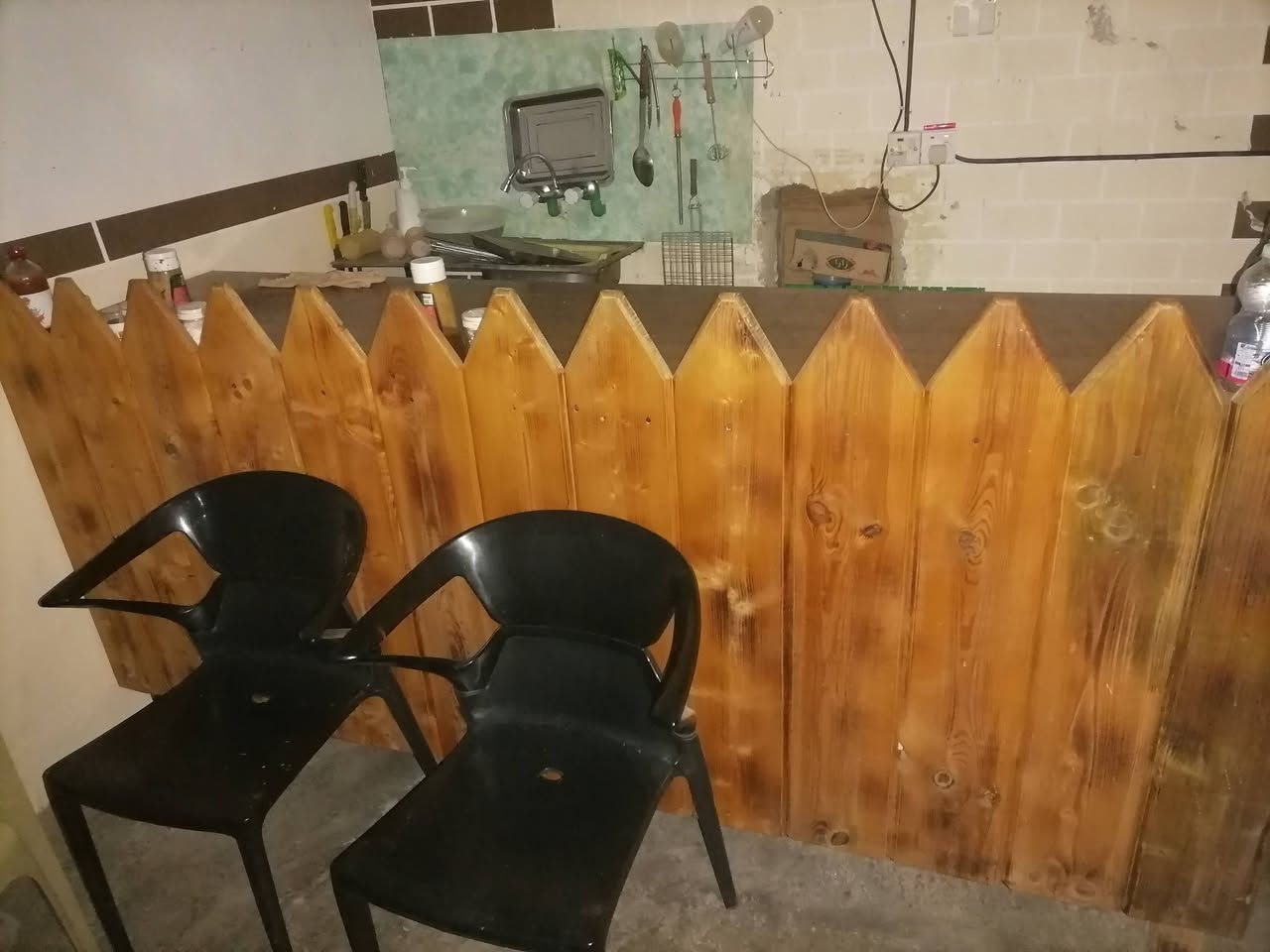 السلام عليكم غراض مطعم للبيع سعر
شوايه كباب ١٣٠
قلايه فلافل +فنكر + بركر ١٥٠
برادات ٤٠٠ بيهن مجال
ميزين
٢متر ونص
واحد متر ونص
 ٢٧٥ بي مجال
شوايه كص ١٠٠
للاتصال ***********
