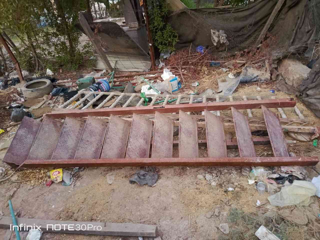السلام عليكم درج  ومحجر للبيع 
طول الدرج تقريبا 4 متر 
العنوان الدورة حي الصحة 
***********
