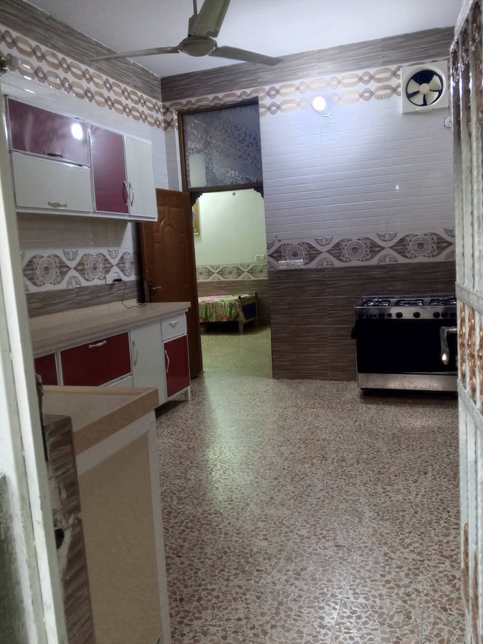 سلام عليكم دار للبيع المساحه 150متر طابو صرف الموقع حله بكرلي قريب على موقف دانه البيت طابقين بناء حديث يحتوي الدار على 3غرف نوم وصاله كلدور ومطبخ وكلدور حمام داخلي صحيات خارجيه عرض الشارع 10متر تبيلط مجاري وكهرباء ومي كامل خدمات علمن سعر المتر 800الف 
السعر 175قفل
