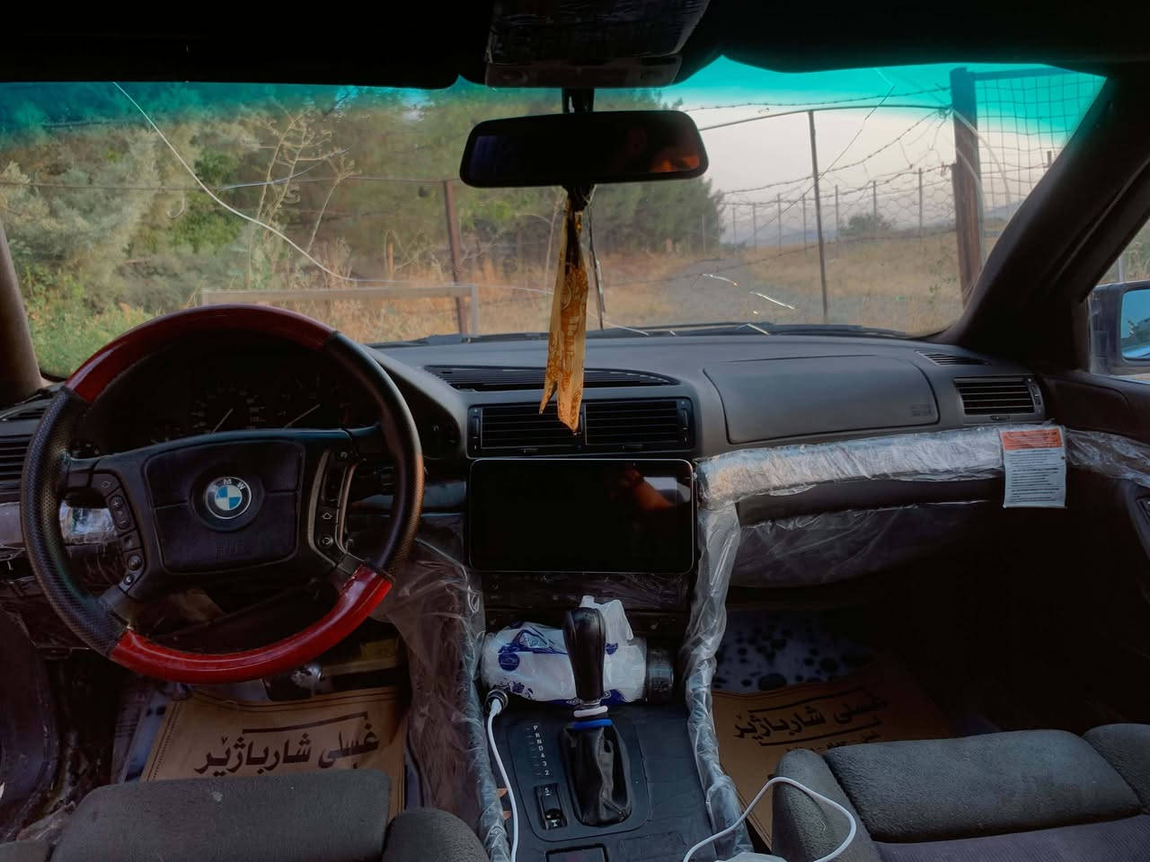 بۆفرۆشتن و گۆڕینەوە 
bmw 740 Li 1996 V8 
مە کینەو گێڕی بەشەرت 
بێدەعم پێشوو دوای کەپسە 
علوجە 
بەشەرتی ماڵی مەدەنی 
کارەبای کامل ئیش ئەکات 
تاقمێ ویلو تایەی جوانی لەسەرە 
شوێن سلەیمانی 
***********
*********** 
ئەدمین گیان ❤
