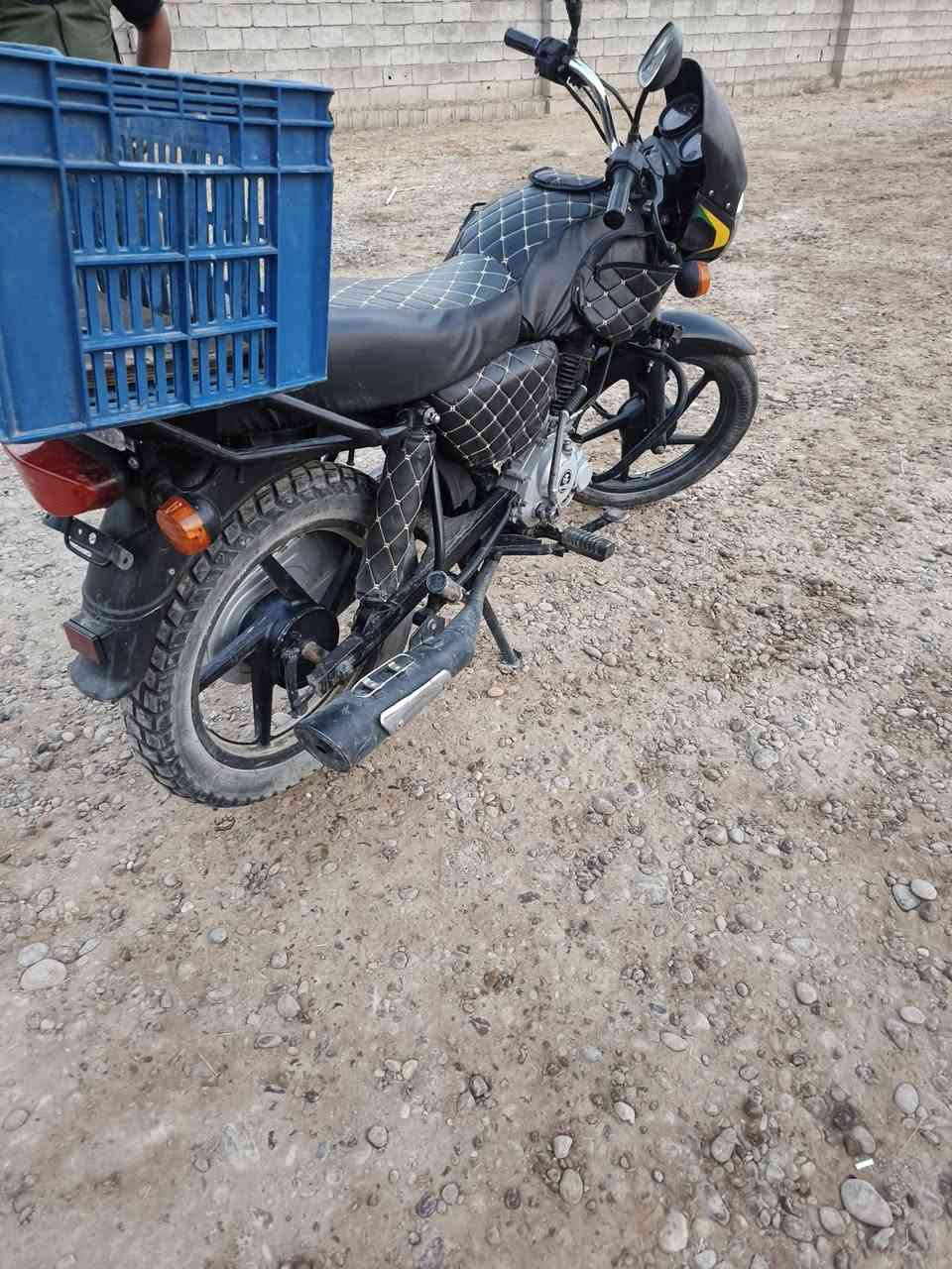 السلام عليكم دراجه بوكسر للبيع موديل 23 طالعه بال 24 دراجه بعدها نظافه جديده محرك ما مفتوح كفاله وديها الاكبر واحد الى مفتوح المحرك تعوف الدراجه اوراق وصوليه حق الترقيم سعرها مليون و 500 بيها مجال شيء بسيط حق الجيه دراجه بورفه ما مفتوح من يمها‏‪***********‬‏ هذا الرقم تتواصل عليه في واتساب تريد تتصل اتصال
