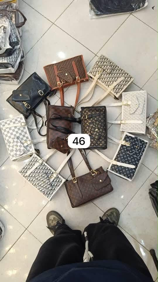 👜 سعر القطعة: 5,000 دينار فقط 🩷

✨ متوفر بيع مفرد وجملة 
📦 توصيل لجميع محافظات العراق 

🎀 كروب الجملة: https://t.me/bagswoman7
 

📩للحجز ***********

نص مكتوب في الصور:
- loreny.bags
- 46