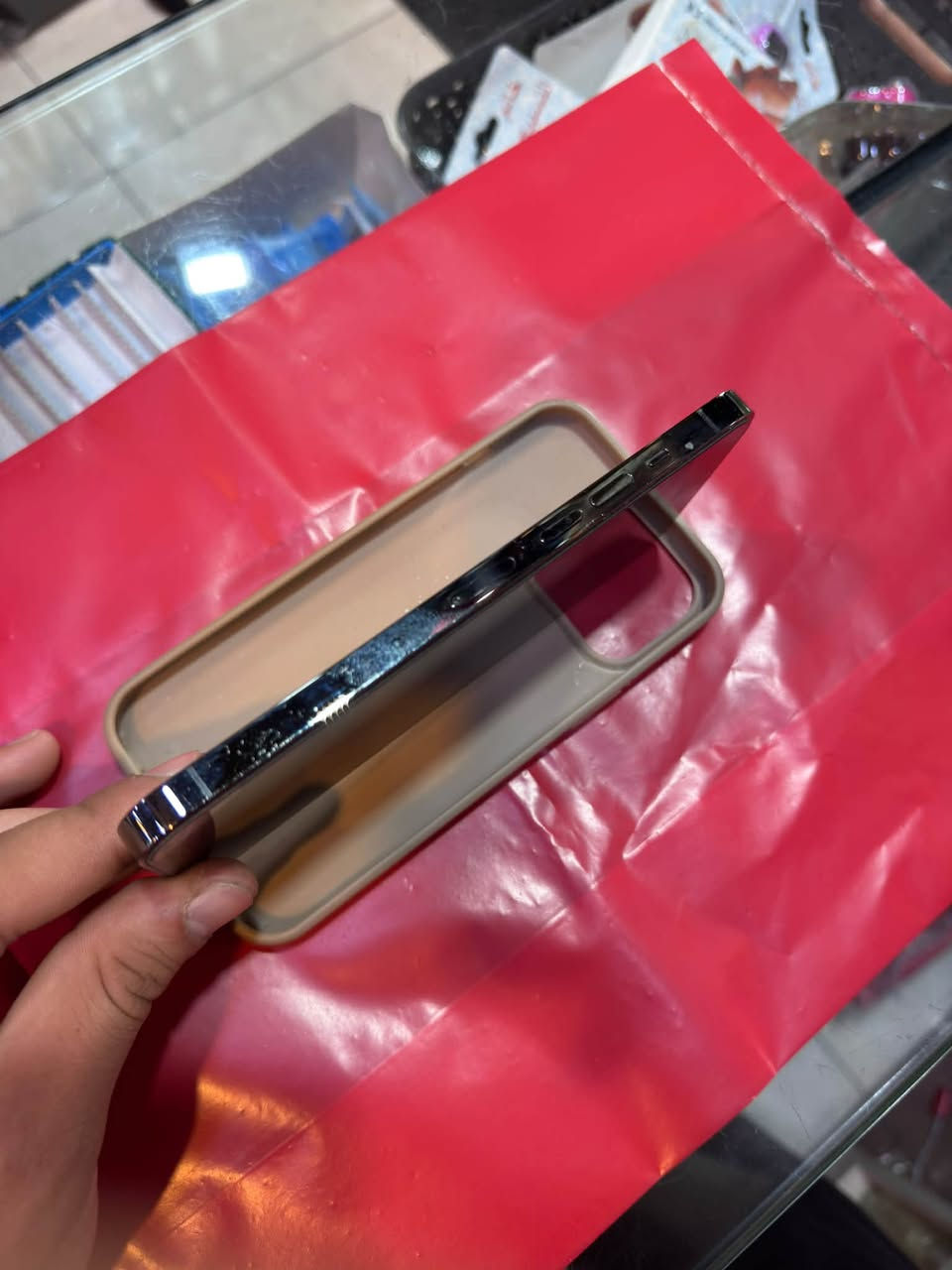 13 برو ماكس بطاريه 75 128 جيجا الهاز نظيف افحص وين مابدك رقم التواصل ***********80 دينار

نص مكتوب في الصور:
- 10:09 4G حالة البطارية والشحن رسالة مهمة حول البطارية حالة بطاريتك متدنية جدا. يمكن أن يبدل أحد مزودي خدمة Apple المعتمدين البطارية لاستعادة الأداء والطاقة القصويين. العثور على خيارات الخدمة... الحد الأقصى للقدرة 75% هذا قياس لقدرة البطارية مقارنة بقدرتها عندما كانت جديدة. قد تتسبب القدرة المنخفضة بتقليل ساعات الاستخدام بين عملية الشحن والأخرى. أقصى قدرة للأداء ستساعد الأنظمة المضمنة في النظام والمكونات في تخفيف آثار الأداء التي قد تلاحظها أثناء التقدم الكيميائي في عمر بطارية iPhone. شحن البطارية المحسن للحد من استنزاف عمر البطارية، يتعلم الـ iPhone من عادات الشحن اليومية، بحيث ينتظر ولا يتجاوز 80% حتى يحين موعد حاجتك إلى استخدامه. الشحن بالطاقة النظيفة في منطقتك، سيحاول iPhone التقليل من البصمة الكربونية من خلال انتقاء وقت الشحن الذي تتوفر فيه كهرباء بانبعاثات كربونية منخفضة. يتعلم iPhone من عادات الشحن اليومية، بحيث لا يشحن بالكامل حتى يحين موعد حاجتك إلى استخدامه. معرفة المزيد...