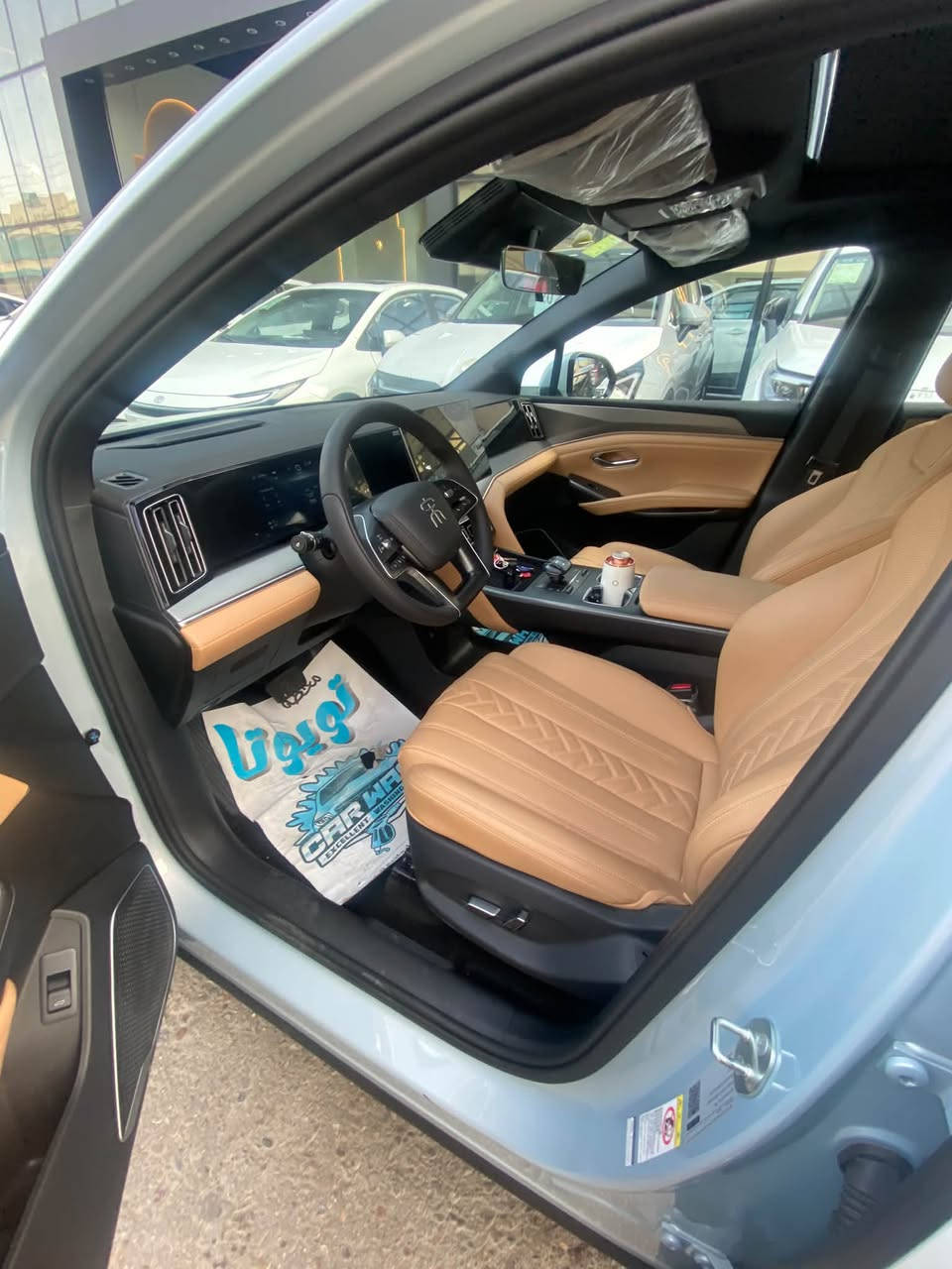 🚙 BYD Song L DM-i 2025_الفول مواصفات 

المحرك والنظام
 • بنزين 1.5 لتر، 4 سلندر
 • قوة البنزين: 101 حصان
 • عزم البنزين: 126 نيوتن.م
 • محرك كهربائي أمامي: 218 حصان / 160 kW
 • عزم الكهربائي: 260 نيوتن.م
 • النظام: DM-i Plug-in Hybrid
 • القير: E-CVT
 • الدفع: أمامي FWD
 • 0–100 كم/س: 7.7 ثانية
 • السرعة القصوى: 180 كم/س 

🔋 البطارية
 • Blade LFP
 • السعة: 12.9 kWh
 • المدى الكهربائي: 75 كم CLTC
 • الشحن السريع DC: غير موجود في الفئة العادية
 • الشحن AC: حوالي 3.9 ساعات
 • خزان الوقود: 60 لتر 

📏 الأبعاد
 • الطول: 4780 مم
 • العرض: 1898 مم
 • الارتفاع: 1670 مم
 • قاعدة العجلات: 2782 مم
 • 5 أبواب / 5 مقاعد
 • سعة الصندوق: 459 لتر، وتصل إلى 1550 لتر مع طي المقاعد. 

🛡️ الأمان

في الفئة العادية 75KM:
 • 6 وسائد هوائية تقريباً
 • ABS وEBD
 • ESP
 • Auto Hold
 • مساعد صعود المرتفعات
 • مراقبة ضغط الإطارات
 • كاميرا خلفية
 • حساسات ركن

☎️***********

7800km🛑

🛑بغداد البياع
