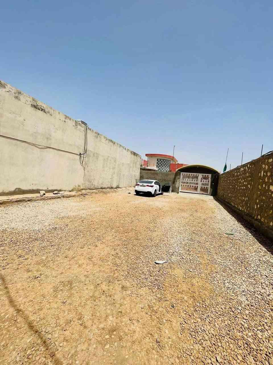 دار للبيع
في المناذرة حيرة (طريق الصنين) . 

 (منطقة الرويطات )👈🏻مجاور جامع ذو الفقار 

 دونم طابو زراعي سند 25 ب اسمي 

المساحة 300بناء مع الأثاث 

مع هيكل دار 150متر 

التفاصيل. الدار مكون من 4 غرف 

مطبخ 4 ×6
  

صالة 4 ×6

إستقبال 5 ×13

هـول 5 ×10
وصحيات داخل وخارج  
وحدايق  امامية وخلفية 
الاستفسار على الرقم
***********
