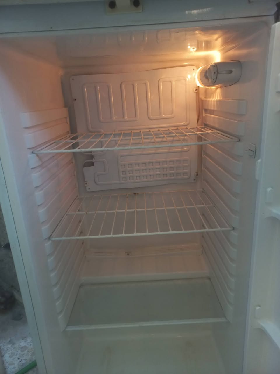 السلام عليكم 
ثلاجة للبيع بابين تشتغل وتجمد طبيعي 
فقط بي خياس من جوه كما موضح بالصوره 
السعر  ٧٥٠٠٠ 

***********
