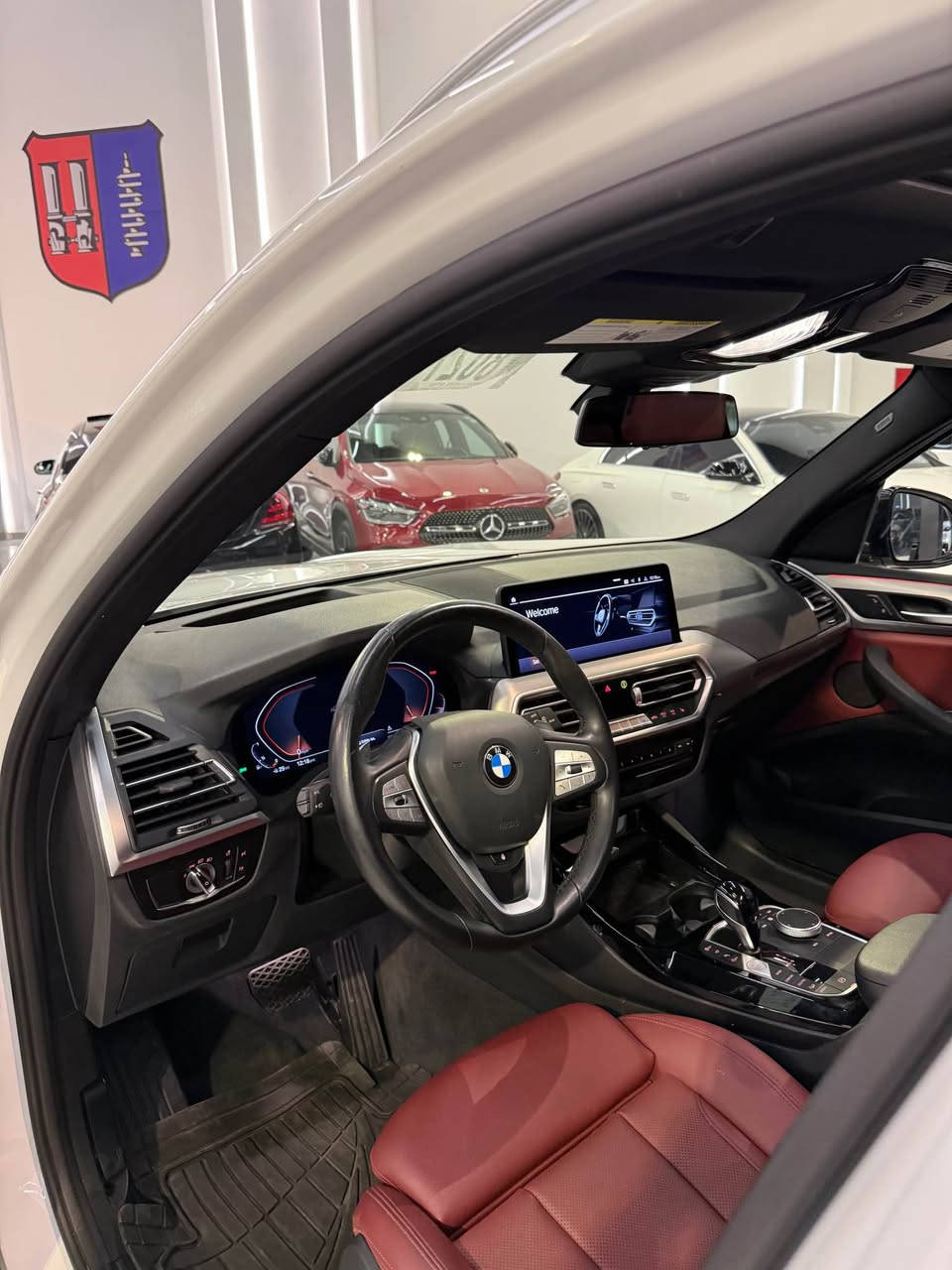 بي ام دبليو  اكس ثري X3 30i S drive
موديل /2024 
محرك / ٤ سلندر توين پاور تربو سعة لترين 2.0
العداد /٢٣ مايل 
سعر / 30 الف دولار 💵
اللون / ابيض ، داخل احمر بلادي
فول مواصفات ، داخل احمر ، اربع ابواب بصمة و صندوق كهربائي و فتح واغلاق بالقدم kick sensor , لايتات ليد BMW LED و اداپتڤ و داتاشو ٥ كاميرات شاسة كبير كيج اليكتروني ( تتحرك بجميع الاتجاهات مع الستيرن ، سقف پانوراما ، شاشة الكترونية ، دواخل ليد انارة عدة الوان تتغير حسب الرغبة ، شاشة كبيرة ،  وحساسات امامية وخلفية ٣٦٠ درجة ، نظام التوقف الذاتي ومانع اصطدام active brake control , نظام منع الخروج عن المسار في الشارع LKA ، نظام كشف النقطة العمياء BSM ، فتح الابواب تلقائيا عند الاقتراب من السيارة و قفلها عند الابتعاد ، كشنات هيتر ، كشنات كهرباء جهتين و ميموري ، بريك بصمة واوتوهولد ، ثلاث وضعيات قيادة و اطفاء المحرك ذاتيا عند الوقوف ، تبريد مركزي وخلفي منفصل قطعتين ، اپل كار پلاي و خريطة المدينة في الشاشة الامامية ، شاحن موبايل وايرلس ، مواصفات اخرى كثيرة جدا
السيارة وارد امريكي ، بيها فقط حافه بنيدو و جاملغ حافة باب صبغ بدون دواخل نهائيا وايرباك بردة و سستم 
جدا جديدة مثل الزيرو ، گير ومحرك و صدر و كهربائيات بحالة الشركة كولها ، لايتات وتايرات و الويالة والجام الامامي كلشي بيها بلادي 
العنوان/ اربيل-مدينه معارض 
موبايل /*********** واتس اب فايبر أربيل, العراق
