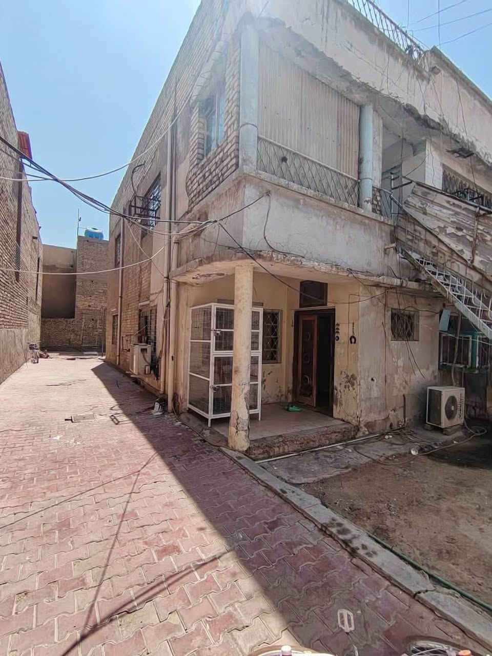 🏡 دار للبيع – ملك صرف وباسمي شخصياً ( بناء قديم )
📍 بغداد – الوزيرية – منطقة الكسرة
📌 محلة 302 – زقاق 26

🔹 مساحة السند: 313 م²
🔹 المساحة واقع حال: 337 م²
🔹 البيع على مساحة السند
🔹 الواجهة: 11.25 متر
🔹 النزال: 30 متر
🔹 الملكية: ملك صرف وباسمي شخصياً
( يمكن بنائه شقق سكنية ) 

📍 الموقع مميز جداً:
قرب بانزين خانة الوزيرية
وقرب شارع المغرب (شارع الأطباء)
وفي منطقة حيوية ومميزة داخل الوزيرية.

💰 البيع على مساحة السند 313 م²

📞 للاستفسار والجادين فقط – الاتصال:
***********

⚠️ الاتصال فقط، لا توجد رسائل.
