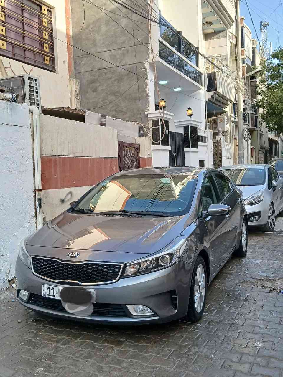 سلام عليكم البيع كيا سيراتو ٢٠١٧  شركه الدوليه العامه ماشيه ٦٦ الف سياره مال بيت مرفقو مع الصور سونار بدون حادث آثار شخط مصبوغ باب وجاملغ امامي سعر 132وبيه مجال مكاني كاظميه او ساحه عدن للاسفسار على رقم ***********
