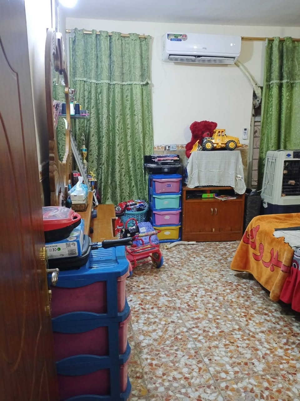 دار 86 متر للبيع واجه 4,60 متر نزال20 متر الشرطه الخامسه قرب افران الساعدي مطبخ هول غرفة نوم خدمات مناور عدد 2 موبايل *********** مكتب ابو كريم
