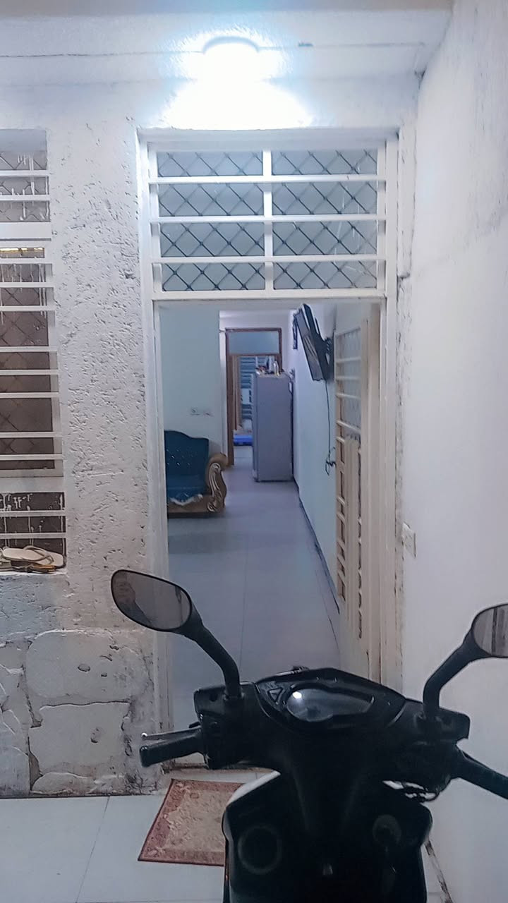 بيت مساحته 100م حي البساتين حي السلام سند أصفر مشمول في قرار التمليك ماي ومجاري وكهرباء وتبليط وكلفه الخدمات عاماً أن البيت في فرع يطل عله القناه قرب الجسر الجديد رقم الهاتف ***********
