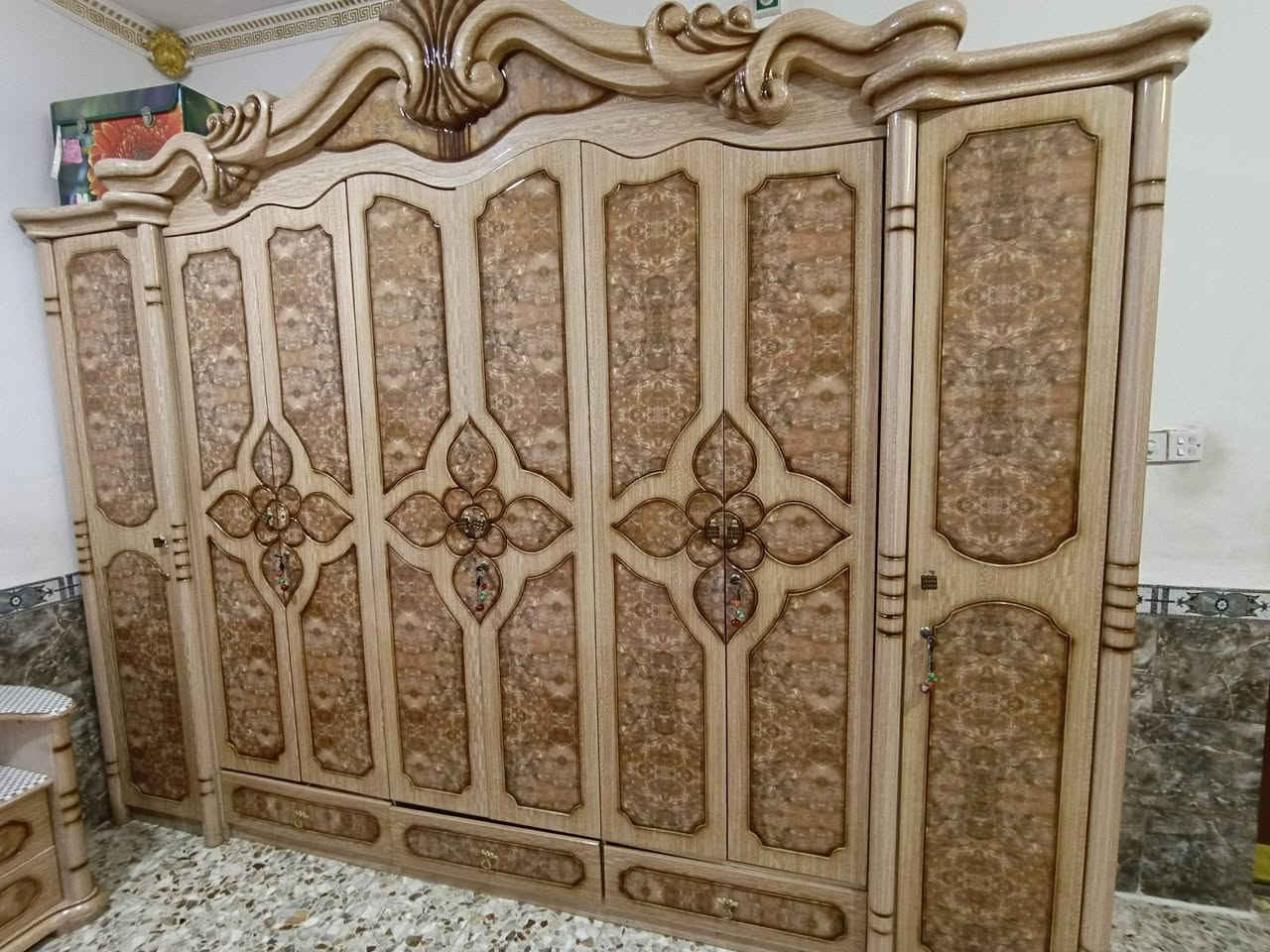 غرفه للبيع • واتساب
