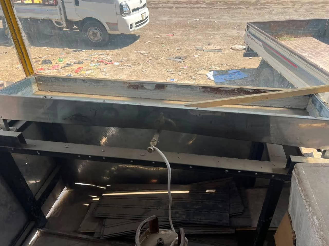 غراض مطعم للبيع وياهن شوايه مال دجاج
***********
