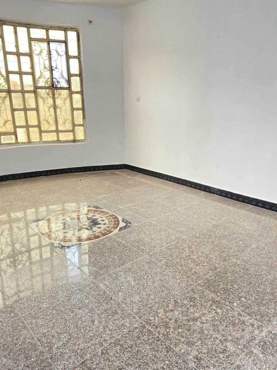 بيت للايجار مساحه80متر طابقين في الجبيله الطابق الارضي استقبال مطبخ حمامات الطابق الثاني غرفتين حمامات الاجار750
***********
