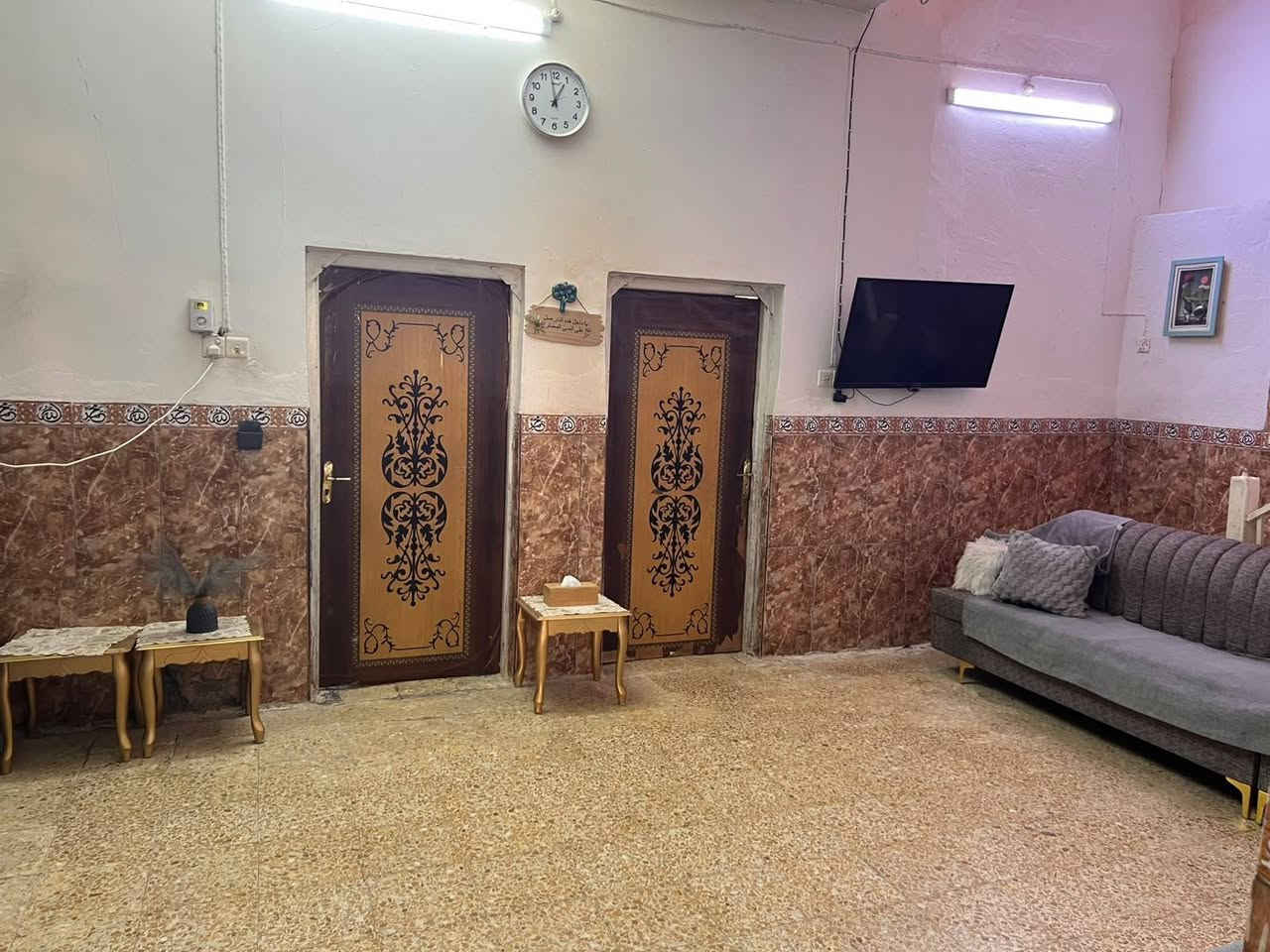 السلام عليكم ..تتوفر دار للبيع طابو ملك صرف حر  مداور ثاني يوم..العنوان .الحمزة الغربي.بدايه حي الأصدقاء.قرب مولده ابو جيهان.شارع علاء ابو الانترنيت .المساحه 150 م مربع ..تتكون الدار من طابقين ..الطابق الاول غرفتين نوم واستقبال وصاله ومطبخ وصحيات خارجيه.والطابق الثاني غرفتين نوم وصاله.البناء حديث طابوق وبلوك والسقف عكادة ..السعر مناسب ومعقول جدا قياسا مع الاسعار .السعر ٦٥ وبي مجال للشراي الجاد ..للشراء والاستفسار تفضل خاص او اتصل ب *********** يتوفر واتساب
