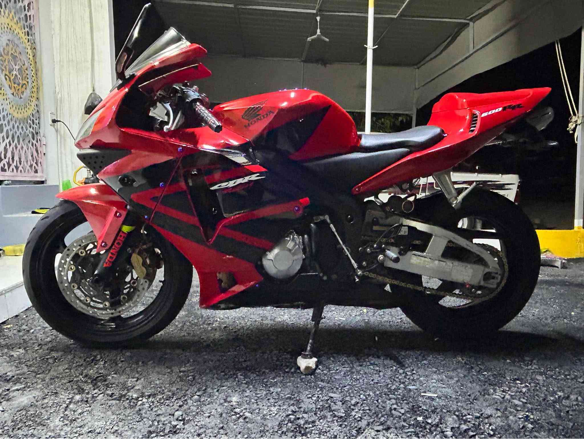 سلام عليكم 🫡 
CBR600RR
مؤدئل: ٢٠٠٦🏍️
كيلؤمتر: ٥٧ هه زار📟
مه كينه كه بس⚙️
سالؤنسةي بيلاده ➿
كئرومةكينه بةشةرت💯
كاراباي هةمووي بةشةرت 💡🔋
دووتايةي نوئ 🛞☑️
رؤنوفلتةري نوئي 🇩🇪🏍️
تاقمي بةنسي تازؤ كؤراوه 
لة جوانيو قةوةت 🚀🥇
—- ماتؤري دةستي خؤمة هيج مةسروفئكم تيا نةهئلاوة بة شةرتي ئةوة ئةيفرؤشم كة ( ٢٥٠ دينار)
مةسروفي تيا نةبئت هةمووي كياني نوئ نوئيه بؤ هةر پرسيارئك پةيوةندي بكة .—— تكايه بةس مشتةري تيل بكة ماجالي نامةو كؤمئندم نيه 🤝
٢٧$ ماجالئكي برايانه
كةلار ///        *********** كالار, السليمانية
