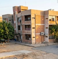 يوجد شقة للبيع في مجمع القعقاع، عمارة رقم 18، رقم 1 الطابق الأرضي.  ال...