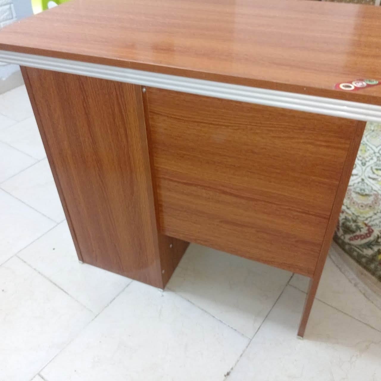 مكتب جديد استعمال 3 اشهر جدا نظيف
اشتريته ب95 
طول 80cm  عرض 50cm ارتفاع 75cm 
رايده ب 70 وبي مجال
***********

